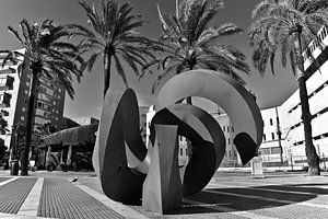 Moderne Skulptur im historischen Altstadtkern von Cádiz - monochrom