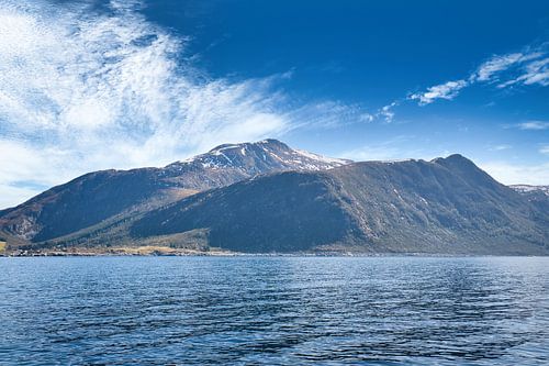 Westkaap in Noorwegen. Fjord en zee met wolken en bergen aan de kust