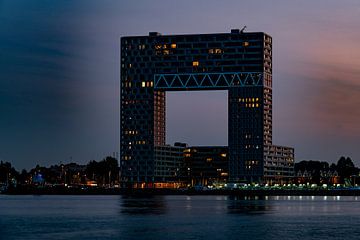 Appartementengebouw Pontsteiger in Amsterdam in avondlicht van Wim Stolwerk