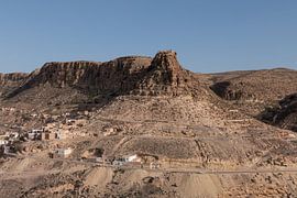 Straße vorbei an einem Dorf in Tunesien von Bernardine de Laat