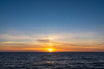 Zonsopkomst boven de Noordzee van Sven Scraeyen