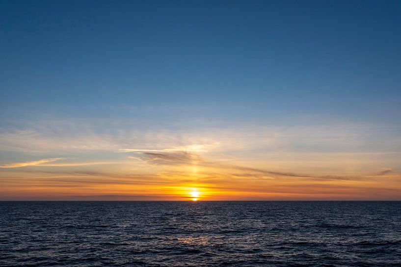 Zonsopkomst boven de Noordzee van Sven Scraeyen