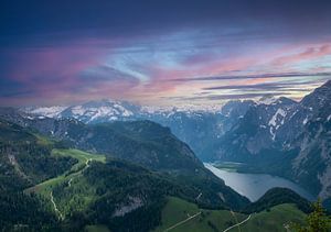 Uitzicht over de bergen van het Salzkammergut in Oostenrijk met een meer van Animaflora PicsStock