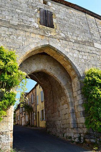 Typische französische Straße in einem Dorf in der Dordogne. Hölzerne Fensterläden, Laternen, Steinmauern.