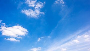 Blue sky with clouds van Günter Albers