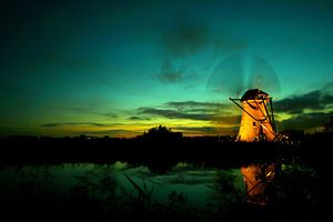 Kinderdijk molen bij ondergaande zon. Tijden de verlichte week met draaiende wieken van noeky1980 photography