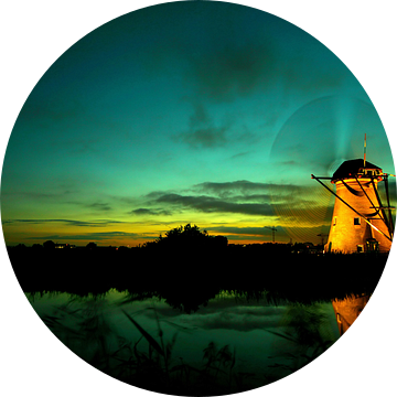 Kinderdijk molen bij ondergaande zon. Tijden de verlichte week met draaiende wieken van noeky1980 photography