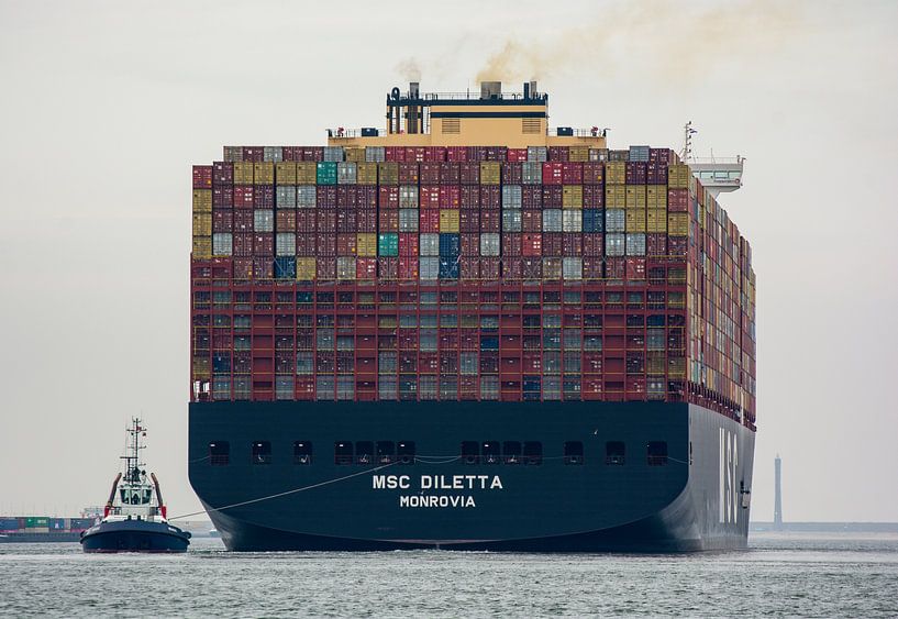 Tug Beagle assists Containership MSC Diletta on the second Maasvlakte. by scheepskijkerhavenfotografie