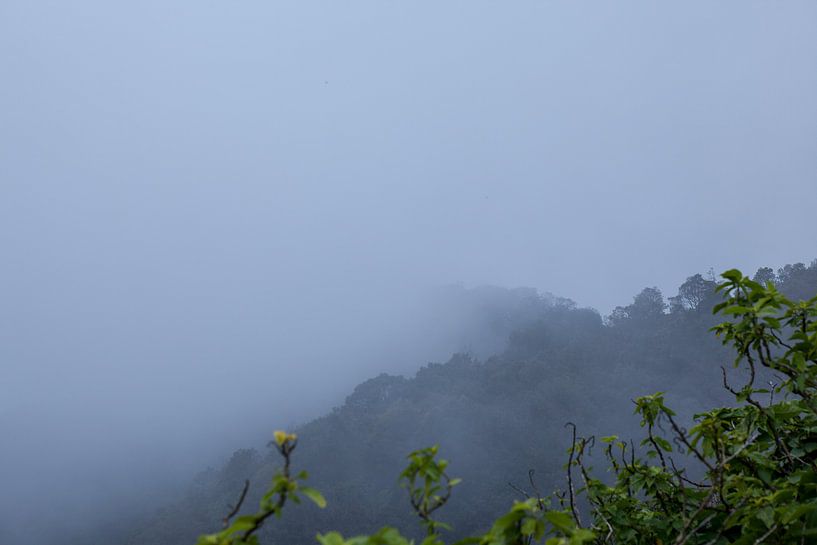 Mist trekt over de bergen by Marcel Derweduwen