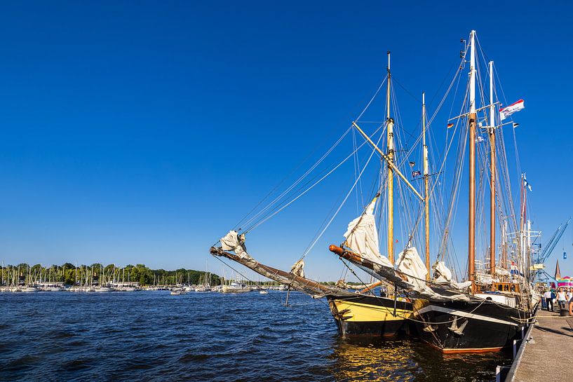 Zeilschepen op de Warnow tijdens de Hanse Sail in Rostock van Rico Ködder