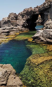 Rotsboog en natuurlijk zwembad bij Punta Caragoli Sant'Antonio Sardinië van Aagje de Jong