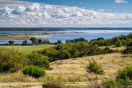 Uitzicht vanaf het eiland Hiddensee richting het eiland Ruegen