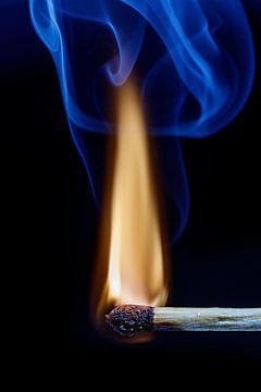 brandende lucifer met een blauwe rookwalm van René Ouderling