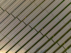 Solarmodule aus der Luft, die sauberen erneuerbaren Strom erzeugen