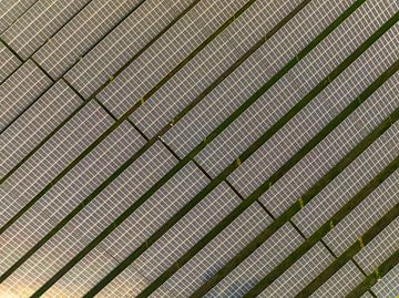 Solarmodule aus der Luft, die sauberen erneuerbaren Strom erzeugen von Sjoerd van der Wal Fotografie
