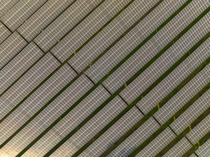 Zonnepanelen vanuit de lucht die schone duurzame elektriciteit opwekke van Sjoerd van der Wal Fotografie