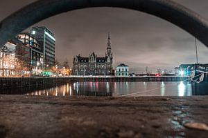 Kreative Umrahmung des Lotsengebäudes am Tavernierkaai in Antwerpen.