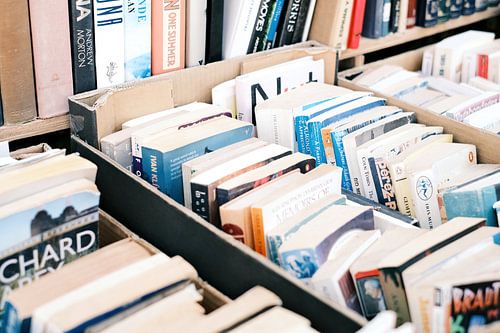 Hippie markt met tweedehands boeken op Ibiza // Straat- en Reisfotografie