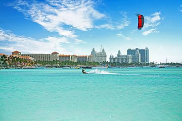 Kitesurfen am Palm Beach auf Aruba im Karibischen Meer von Eye on You