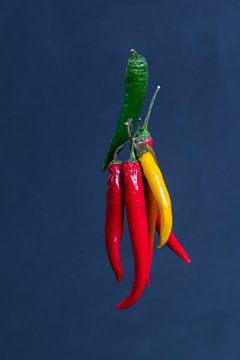 Bundeltje hete pepers met verschillende kleuren van Wim Stolwerk