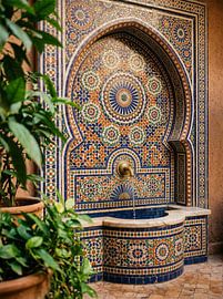 Anmutiger Mosaikbrunnen mit Mustern