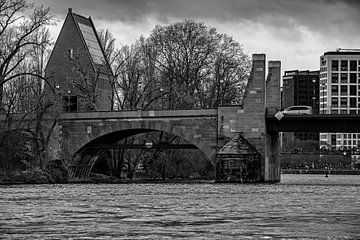 Sachsenhäuser Ufer mit der Alten Brücke