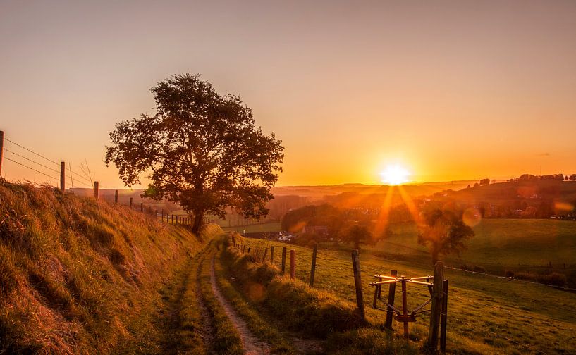 Zonsopkomst boven Gulpen in Zuid-Limburg van John Kreukniet