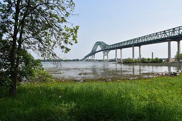 De Laviolette Bridge steekt de St. Lawrence River over van Claude Laprise