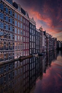 Les maisons du canal sur le Damrak à Amsterdam, la capitale des Pays-Bas. sur gaps photography