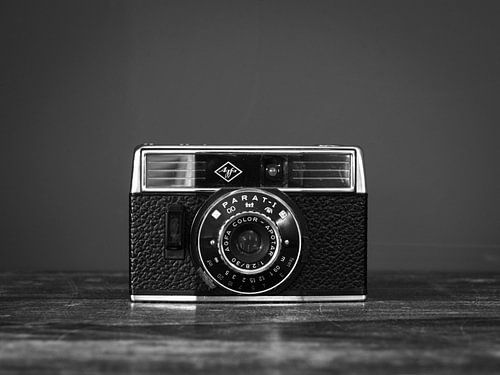 Vintage donkere agfa parat film camera - zwart wit analoog fotografie