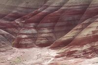 Beschilderde heuvels in het John Day Fossil Beds National Monument bij Mitchell City, Wheeler County