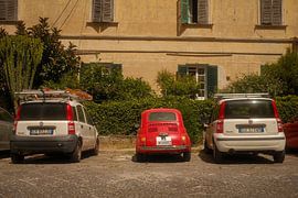 Ein Fiat 500 zwischen den Fiat Pandas | Procida von Sander Peters