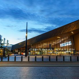 Rotterdamer Hauptbahnhof am Abend von Mark De Rooij