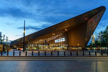 Rotterdamer Hauptbahnhof am Abend