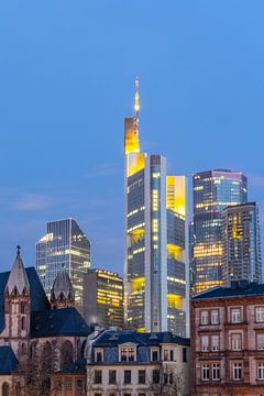Skyline in de zonsondergang Reflectie in Frankfurt van Fotos by Jan Wehnert