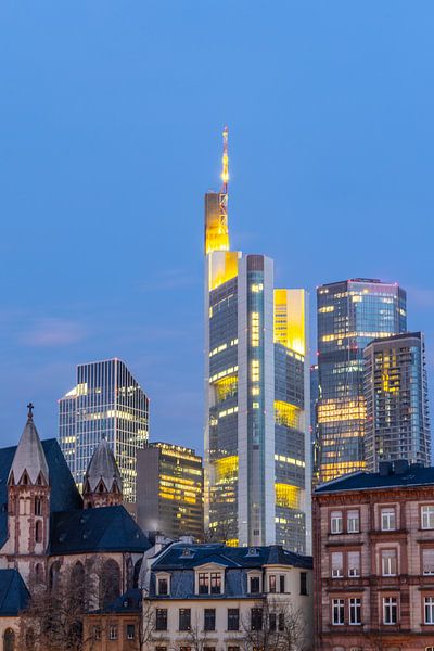 Skyline in de zonsondergang Reflectie in Frankfurt van Fotos by Jan Wehnert