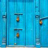 Blauwe deur voorzien van hangsloten, Kathmandu van Rietje Bulthuis