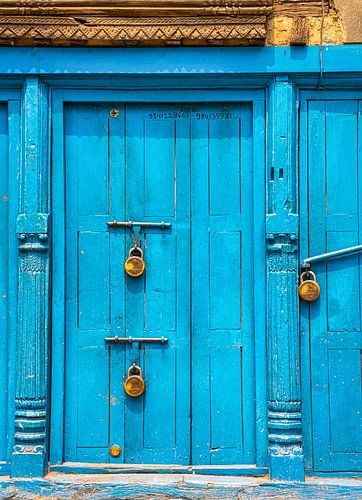 Blauwe deur voorzien van hangsloten, Kathmandu