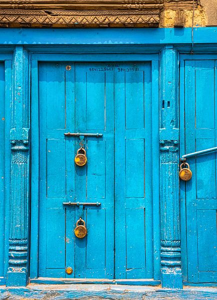 Blauwe deur voorzien van hangsloten, Kathmandu van Rietje Bulthuis