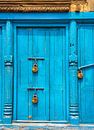 Porte bleue équipée avec cadenas, Katmandou par Rietje Bulthuis Aperçu