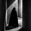 Vrouw loopt met haar schaduw door een kasteel | Iran van Photolovers reisfotografie