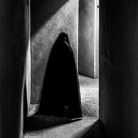 Femme marchant avec son ombre à travers un château | Iran sur Photolovers reisfotografie