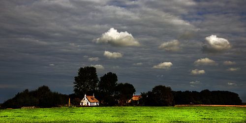 Wit huisje en witte wolkjes