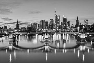 Frankfurt in de avond zwart-wit van Michael Valjak