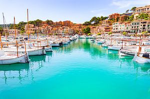 Boten in de haven van de mooie stad Port de Soller op het eiland Mallorca, Spanje