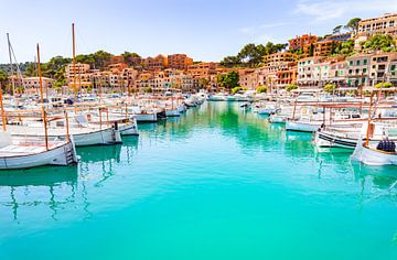Boten in de haven van de mooie stad Port de Soller op het eiland Mallorca, Spanje van Alex Winter