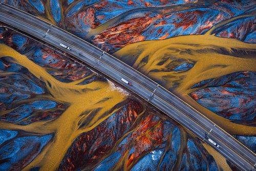 Au-dessus de la rivière colorée