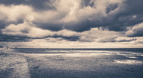 Eenzaam strand bij eb van Cuxhaven aan de Duitse Noordzeekust