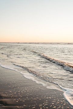 Rustige vloedlijn - Zonsondergang aan het strand van Marit Hilarius