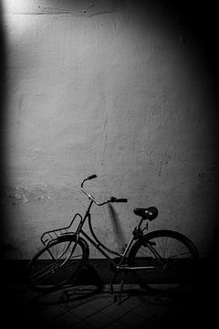 Eenzame fiets onder een lamp